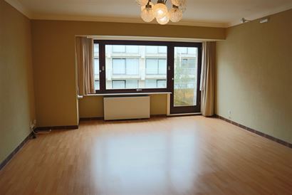 A LOUER A L'ANNEE - appartement non-meublé - situation centrale - terrasse ensoleillée à l'arrière - living avec cuisine fermée - 1 chambre à co...