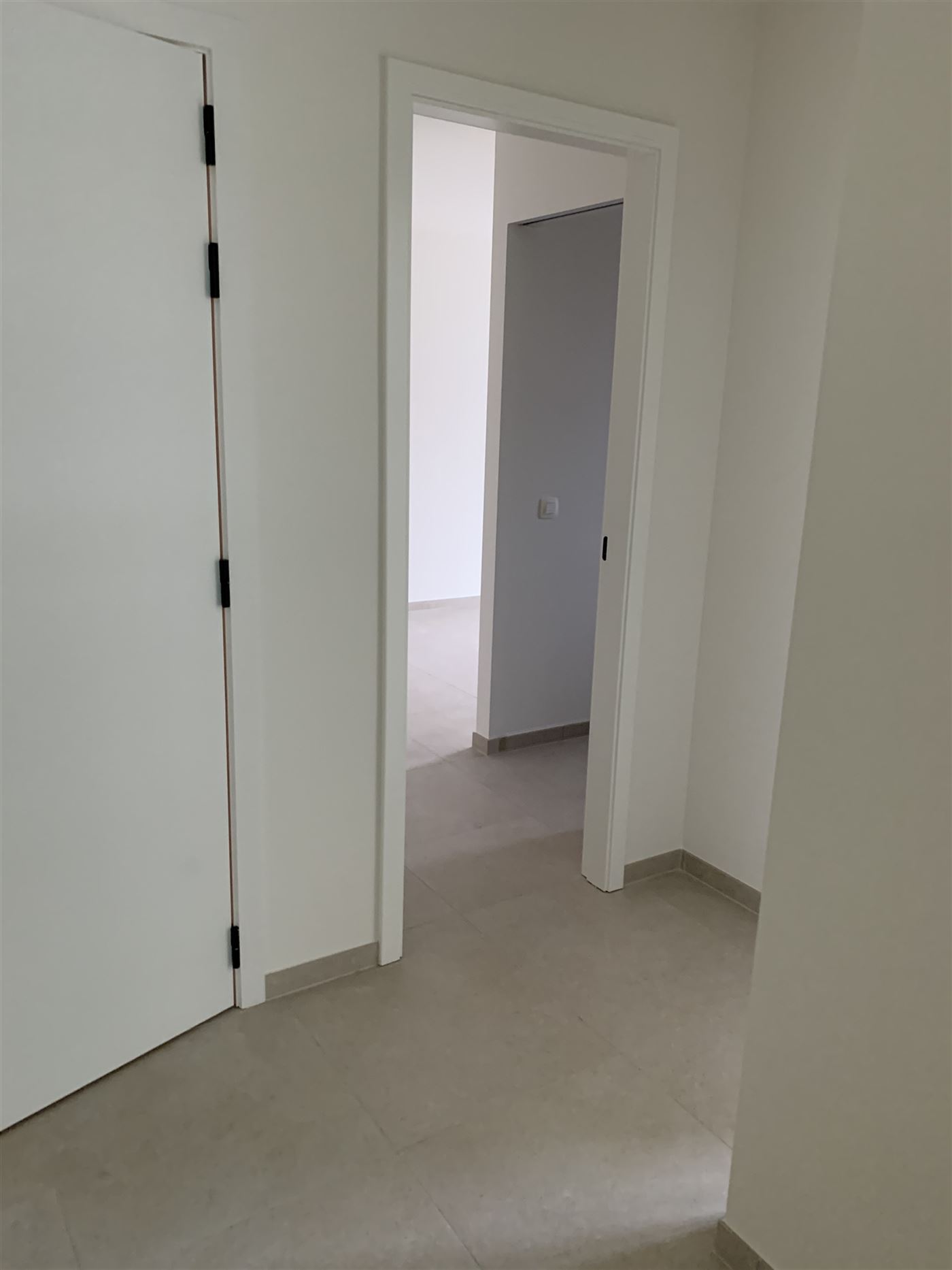 TE HUUR OP JAARBASIS - Ongemeubeld nieuwbouw hoekappartement met 2 slaapkamers - ruime terrassen (46 m²) - appartement is volledig geschilderd en ins...