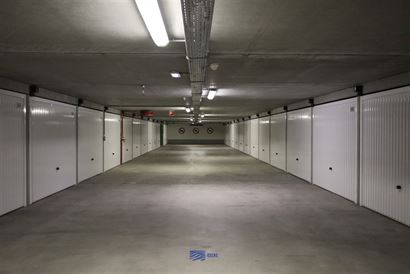Franslaan garage 2048 - Gesloten garagebox in de Franslaan - Gelegen op niveau -2 van het garagecomplex - Personenlift aanwezig - Volle eigendom - Afm...