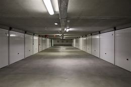 Franslaan garage 2048 - Gesloten garagebox in de Franslaan - Gelegen op niveau -2 van het garagecomplex - Personenlift aanwezig - Volle eigendom - Afm...
