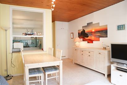 Res. Ter Duinen 0402 - Appartement à renover avec une chambre à coucher - Situé au quatrième étage dans la Franslaan - Hall d'entrée - Living en...