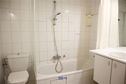 Res. Scorpio B1 1103 - Gezellig appartement met fantastisch zeezicht van op de elfde verdieping - Inkom - Badkamer met ligbad, toilet en lavabo - Afge...