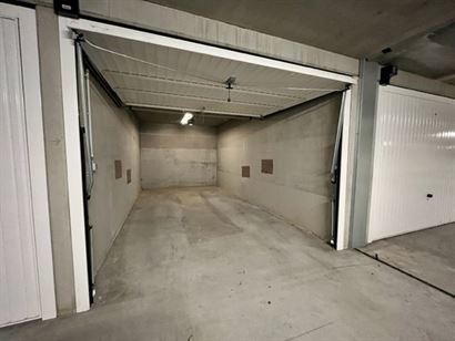 FRANSLAAN GARAGE 1078 - Garage box fermé dans la Franslaan - Situé niveau -1 du complexe - Portail basculant automatique - Dimensions garage: 2,88 x...