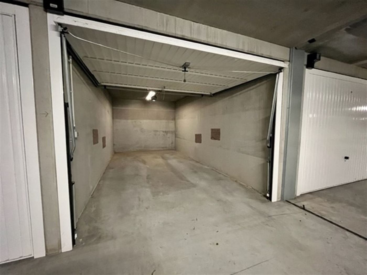 FRANSLAAN GARAGE 1078 - Gesloten garagebox in de Franslaan - Gelegen op niveau -1 van het garagecomplex - Personenlift aanwezig - Volle eigendom - Gea...