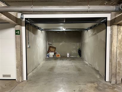 Res. Santhooft G062 - Afgesloten garagebox - Gelegen in residentie Santhooft - Zéér makkelijk inrijden! - Afmetingen: 3,30 x 5,50 m met automatische...