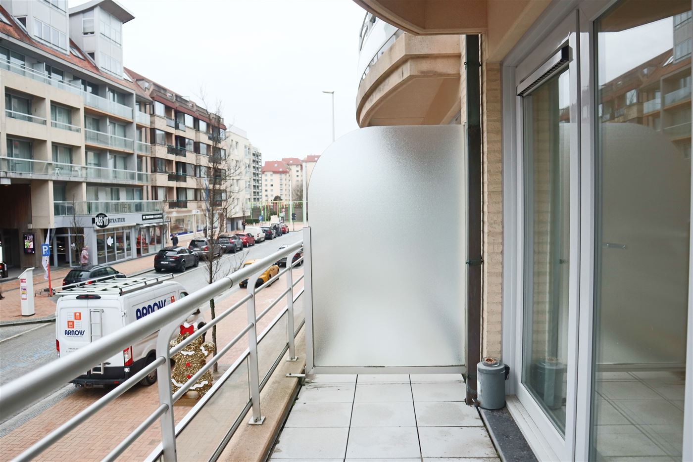 Res. Hof van Vlaanderen 272-0102 - Zonnig appartement met twee slaapkamers - Gelegen op de eerste verdieping in de winkelstraat aan de Sint Bernardusk...