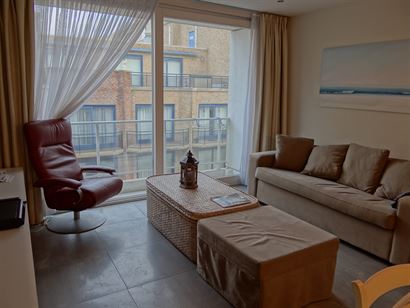 TE HUUR OP JAARBASIS -  Gezellig modern gemeubeld appartement - centrale ligging - woonkamer met ingerichte keuken - badkamer met douche - slaapkamer ...