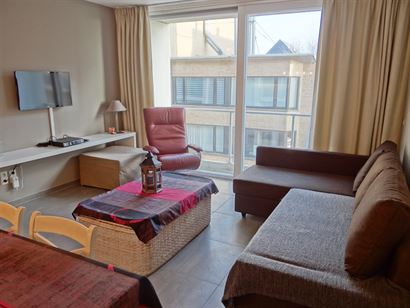 A LOUER A L'ANNEE - Appartement meublé moderne et confortable - situation centrale - salon avec cuisine équipée - salle de bains avec douche - cham...