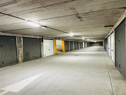 Hendrikaplein garage 109 - Afgesloten garagebox nummer 109 - Gelegen onder het Hendrikaplein op niveau -2 - Afmetingen: 2,84 x 5,40 m - volle eigendom...