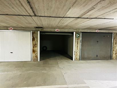 Hendrikaplein garage 109 - Afgesloten garagebox nummer 109 - Gelegen onder het Hendrikaplein op niveau -2 - Afmetingen: 2,84 x 5,40 m - volle eigendom...
