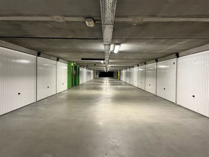 FRANSLAAN GARAGE 1078 - Garage box fermé dans la Franslaan - Situé niveau -1 du complexe - Portail basculant automatique - Dimensions garage: 2,88 x...