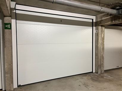 Res. Santhooft G062 - Afgesloten garagebox - Gelegen in residentie Santhooft - Zéér makkelijk inrijden! - Afmetingen: 3,30 x 5,50 m met automatische...