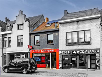 Immeuble de rapport - rez-de-chaussée commercial + appartement en duplex loué - centre du village d'Oostduinkerke.
...