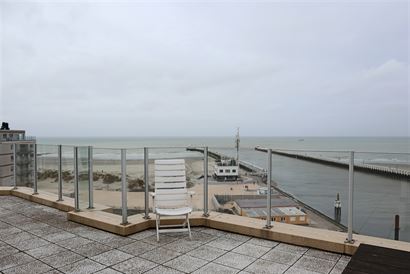 TE HUUR OP JAARBASIS - ruim ongemeubeld dakappartement - uniek zicht op de vaargeul en de zee - kan zowel gemeubeld als ongemeubeld: meubels op de fot...