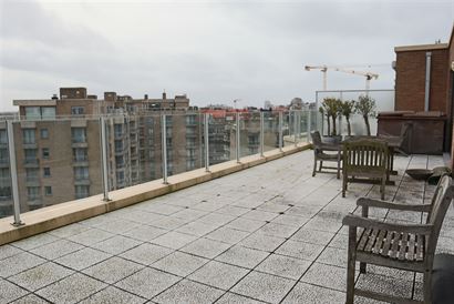 A LOUER SUR UNE BASE ANNUELLE - appartement spacieux et meublé sur le toit - vue unique sur le canal et la mer - peut être loué meublé ou non meub...