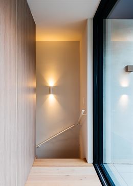 AMELIA 00.01 - Deze vrijstaande architecturale parel bevat 5 lichtrijke appartementen die tot de puntjes worden afgewerkt. - 2 slaapkamers, 1 badkamer...