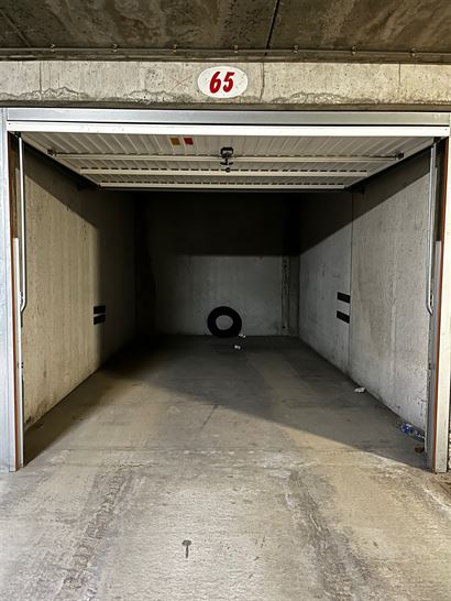 Hendrikaplein garage 65 - Afgesloten garagebox nummer 65 - Gelegen onder het Hendrikaplein op niveau -1 - Afmetingen: 2,84 x 5,40 m - volle eigendom
...