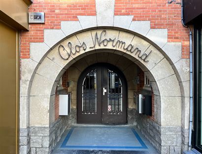 Clos Normand 0102 - Charmant ruim appartement met drie slaapkamers centraal gelegen in de winkelstraat - Beschermde kleinschalige residentie in Cottag...