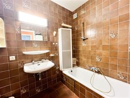 Res. Ambassade D 0401 - Zonnig appartement met twee slaapkamers - Gelegen op de vierde verdieping in de winkelstraat - Inkom - Apart toilet - Leefruim...