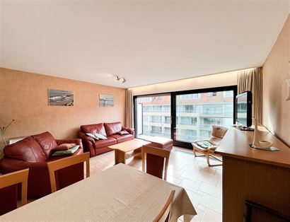 Res. Ambassade D 0401 - Zonnig appartement met twee slaapkamers - Gelegen op de vierde verdieping in de winkelstraat - Inkom - Apart toilet - Leefruim...