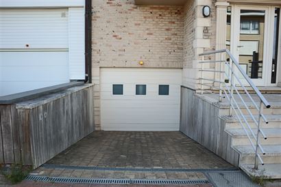 Res. Rayon d'or II garage 12 - Garage box spacieux et bien situé sur la Groenendijk - Dimensions : 3,24 x 6,10 m - Pleine propriété - Accès par Pa...