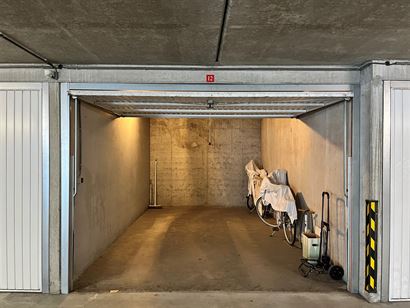 De Lijn Garage 12 - Gemakkelijk in te rijden garagebox met inrit via de Vlaanderenstraat - Volle eigendom - Lichtpunt aanwezig - Afmetingen: 3,10 x 5,...