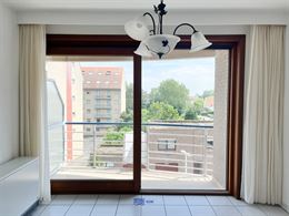 Ensor 20-0301 - Zonnig appartement met twee slaapkamers - Centraal gelegen in de Franslaan op de derde verdieping - Inkomhal - Leefruimte met open keu...