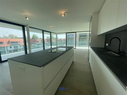 TE HUUR OP JAARBASIS - ongemeubeld nieuwbouw hoekappartement - ruime terrassen (55 m²) - héél ruime living met open keuken - vloerverwarming op gas...