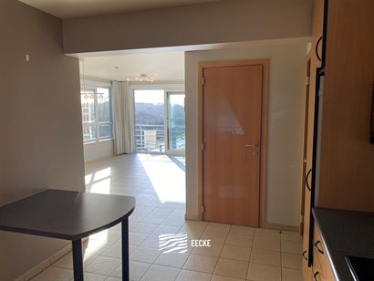 TE HUUR OP JAARBASIS - Zongericht ongemeubeld hoekappartement met terras - Open zicht op de duinen - dicht bij openbaar vervoer - woonkamer met open k...