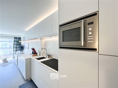 Res. Mermaid II 0302 - Volledig gerenoveerde zonnige studio - Centraal gelegen in de winkelstraat op de derde verdieping - Inkom - Badkamer met inloop...