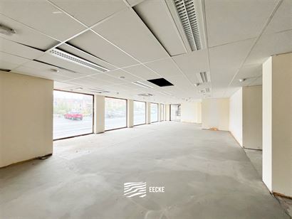 Spacieux immeuble commercial avec une grande visibilité !
Situé sur une route d'accès à Veurne, à quelques pas de la Grand Place
- surface tota...