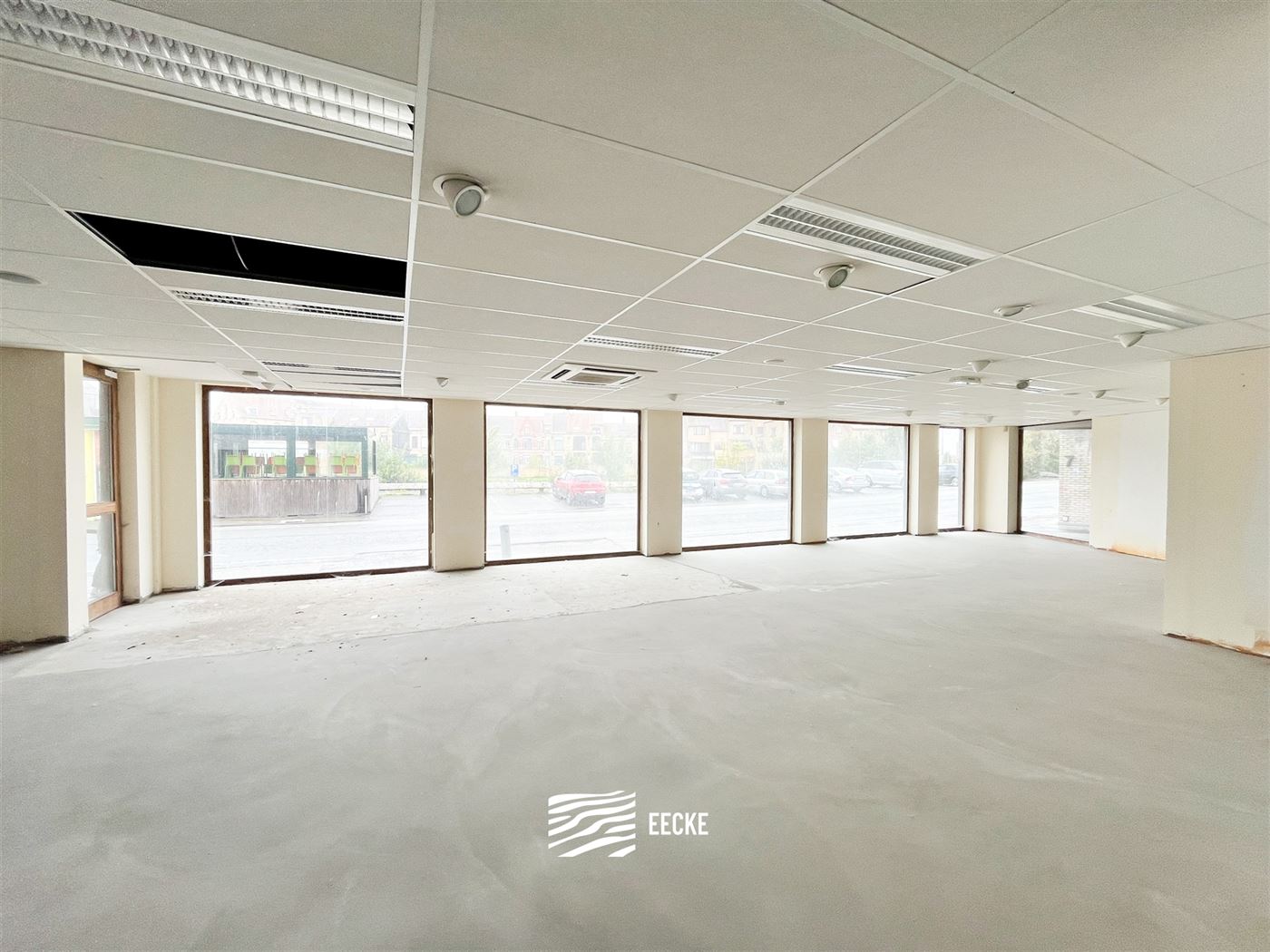 Ruim handelspand met veel visibiliteit! - Gelegen aan een invalsweg van Veurne , op enkele stappen van de Grote Markt - totale oppervlakte van 227 m²...