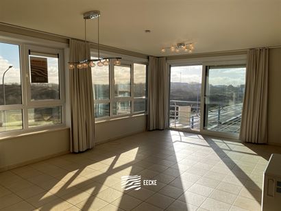 TE HUUR OP JAARBASIS - Zongericht ongemeubeld hoekappartement met terras - Open zicht op de duinen - dicht bij openbaar vervoer - woonkamer met open k...