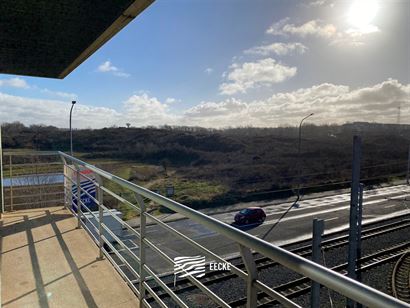 TE HUUR OP JAARBASIS - Zongericht ongemeubeld hoekappartement met terras - Open zicht op de duinen - dicht bij openbaar vervoer - woonkamer met open k...