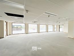 Ruim handelspand met veel visibiliteit! - Gelegen aan een invalsweg van Veurne , op enkele stappen van de Grote Markt - totale oppervlakte van 227 m²...