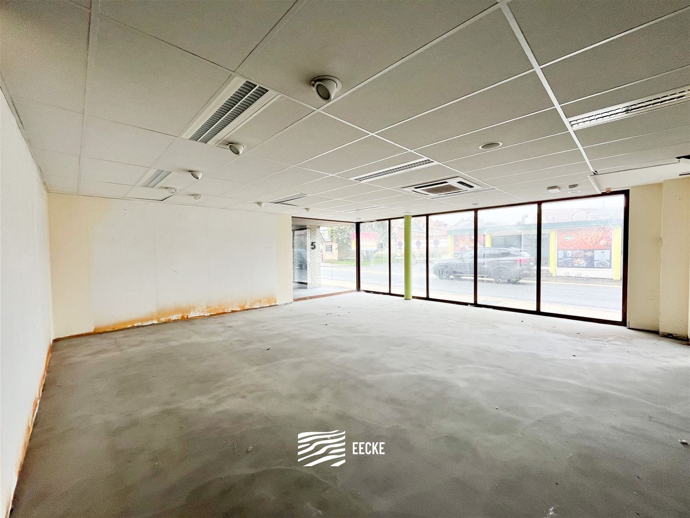 Ruim handelspand met veel visibiliteit! - Gelegen aan een invalsweg van Veurne , op enkele stappen van de Grote Markt - totale oppervlakte van 227 m²...