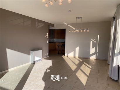 TE HUUR OP JAARBASIS - Zongericht ongemeubeld hoekappartement met terras - Open zicht op de duinen - dicht bij openbaar vervoer - woonkamer met open k...