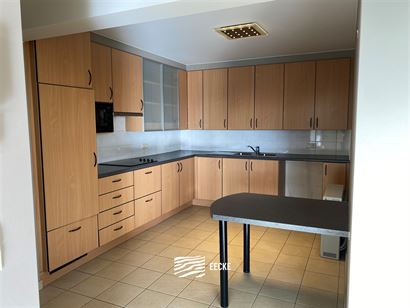 TE HUUR OP JAARBASIS - Zongericht ongemeubeld hoekappartement met terras - Open zicht op de duinen - dicht bij openbaar vervoer - woonkamer met open k...