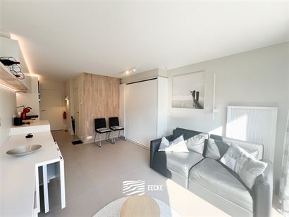 Res. Mermaid II 0302 - Volledig gerenoveerde zonnige studio - Centraal gelegen in de winkelstraat op de derde verdieping - Inkom - Badkamer met inloop...