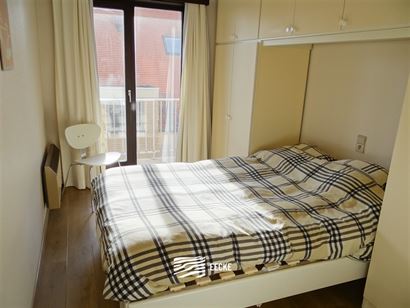 A LOUER A L'ANNEE - appartement moderne au 6eme étage avec vue frontale sur mer - cuisine équipée avec lave-vaisselle, frigo, micro-ondes et four -...