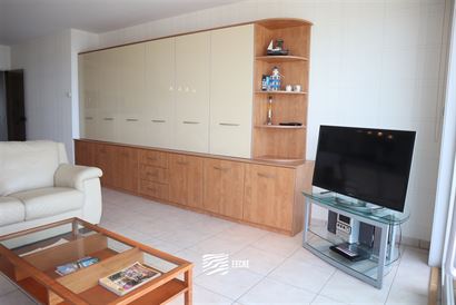 TE HUUR OP JAARBASIS - gemeubeld appartement op de 11e verdieping met zeezicht - ingerichte open keuken met elektrisch fornuis, frigo met vriesvak, co...