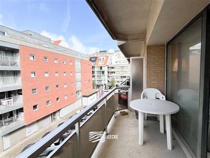 Res. De Warande II 0302 - Gezellige studio met slaaphoek - Gelegen in de zijstraat van de winkelstraat, op de derde verdieping - Inkomhal met slaaphoe...