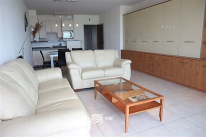 TE HUUR OP JAARBASIS - gemeubeld appartement op de 11e verdieping met zeezicht - ingerichte open keuken met elektrisch fornuis, frigo met vriesvak, co...