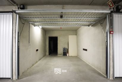 Loodswezenplein Garage 182 - Spacieux garage box avec local de rangement - Situé au niveau -2 - Dimensions : 3,08 x 5,73 m, local de rangement attena...