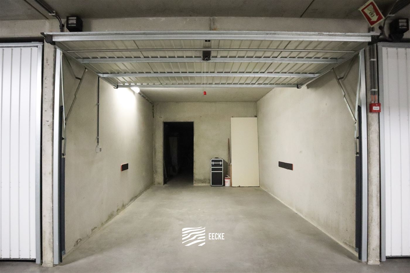 Loodswezenplein Garage 182 - Spacieux garage box avec local de rangement - Situé au niveau -2 - Dimensions : 3,08 x 5,73 m, local de rangement attena...