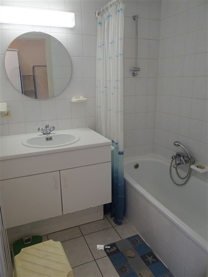 GEMEUBELD TE HUUR OP JAARBASIS - gelegen op de 2de verdieping - ruime woonkamer met terras - ingerichte open keuken met elektrisch fornuis, frigo en o...