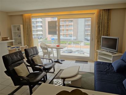 GEMEUBELD TE HUUR OP JAARBASIS - gelegen op de 2de verdieping - ruime woonkamer met terras - ingerichte open keuken met elektrisch fornuis, frigo en o...