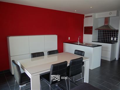 A LOUER A L'ANNEE - appartement en coin meublé avec 2 chambres et lieu de récréation - salon avec terrasse ensoleillée - cuisine équipée avec cu...