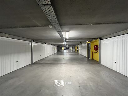 Franslaan garage 1048 - Gesloten garagebox in de Franslaan - Centraal gelegen op niveau -1 van het garagecomplex - Personenlift aanwezig - Volle eigen...
