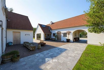 Droom je van rust, ruimte en een vleugje charme? Ontdek deze prachtige landelijke eigendom langs de Ramskapellevaart, op slechts 5,5 km van het strand...